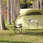 Parcela para tienda de campaña, de 60 a 70 m2 con césped natural y sombra Camping La Noguera