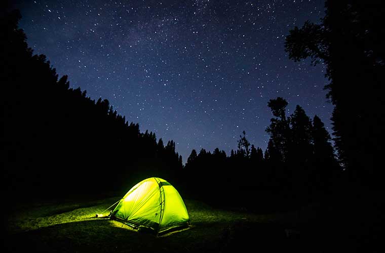 casa-de-campana-627bfg.jpg Consejos para dormir en tienda de campaña: vive una noche en la naturaleza - Imagen 1