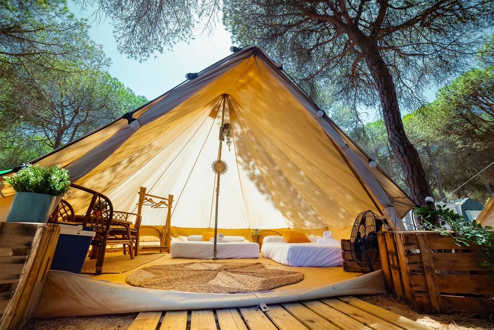 tienda-campana-playa-913zba.jpg Acampar en estas tiendas de lujo hechas en España será tu nueva obsesión veraniega | Traveler - Imagen 1
