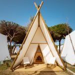 El rey del 'glamping' sevillano que empezó montando tiendas de campaña de Decathlon en un camping de Tarifa | Viajes