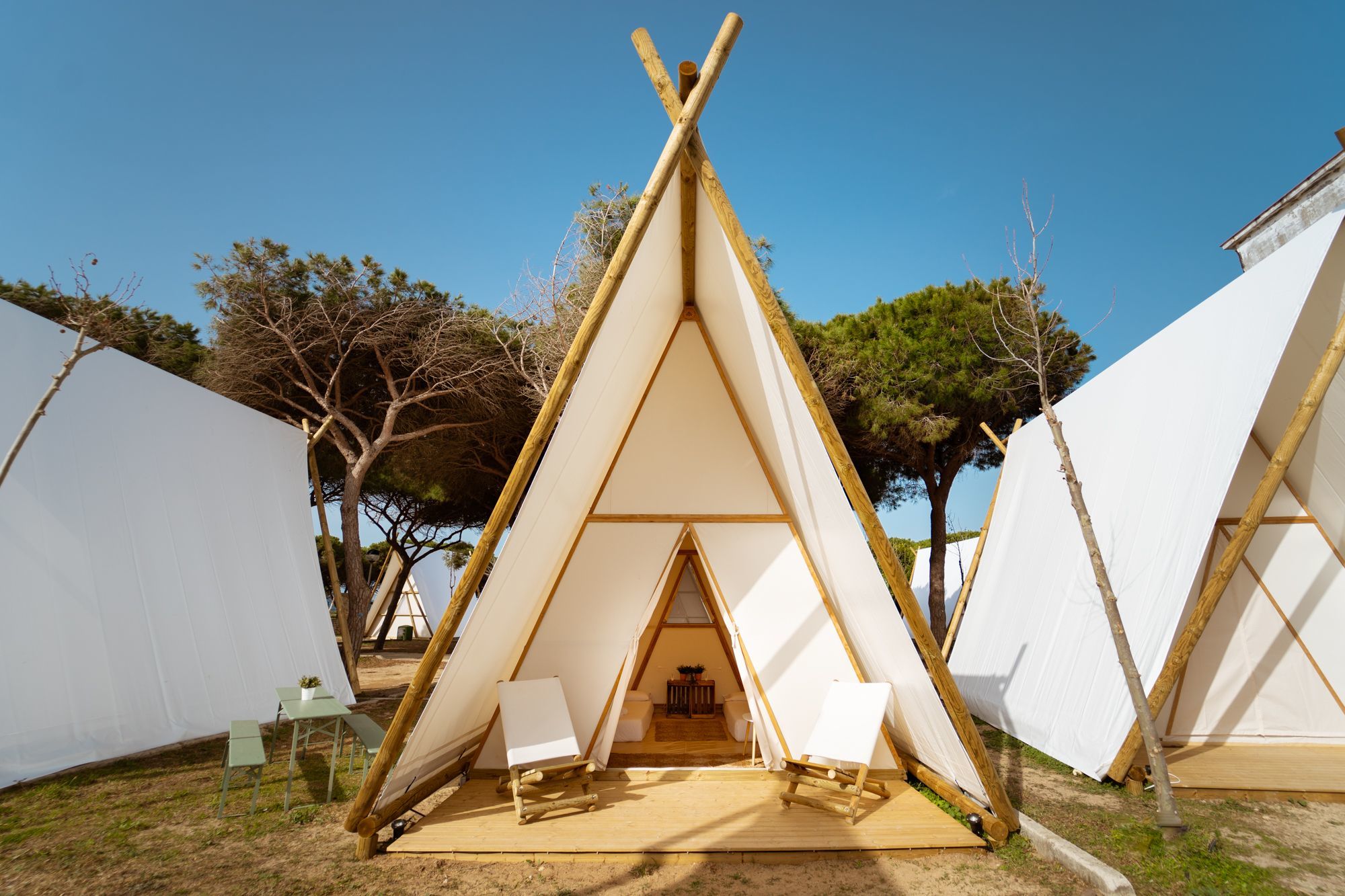 tiendas-de-campana-de-lujo-533aqh.jpg El rey del 'glamping' sevillano que empezó montando tiendas de campaña de Decathlon en un camping de Tarifa | Viajes - Imagen 1